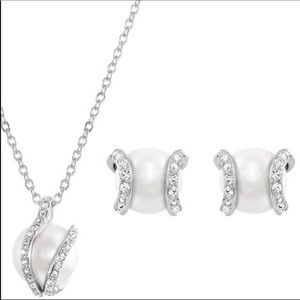 Swarovski pearl necklace and earrings set 💎💗💎